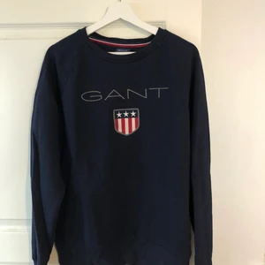 Gant-tröja  - Superfin marinblå GANT tröja i fint skick. Storlek XL. Frakt tillkommer 