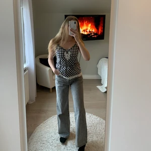 Rutigt linne med knytning - Detta plagg är så fint till sommaren och man kan knyta snörena vart man vill då de är tillräckligt långa för det. Säljer då den sitter lite tajt på mig. 