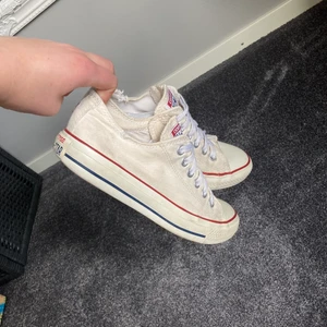 Låga vita converse - Säljer dessa låga vita conversen! De är använda & därmed lite slitna. Men de går ABSOLUT fortfarande och använda som vanligt :) Kontakta mig så skickar jag gärna fler bilder 🌟