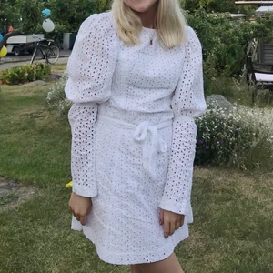 Studentklänning ! - Perfekt klänning inför student eller alla andra sommartilmställningar 💕 Köpt fårm NA-KD och använd en gång !! Mer studentklänningar kommer på min profil inom kort !!