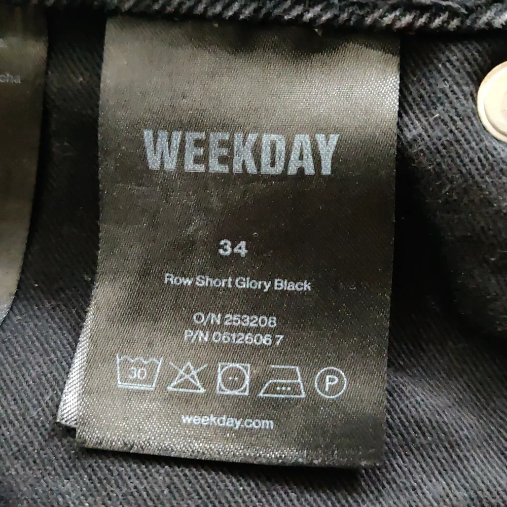 Svinsnygga svarta jeansshorts från Weekday!               Köparen betalar eventuell frakt. Shorts.