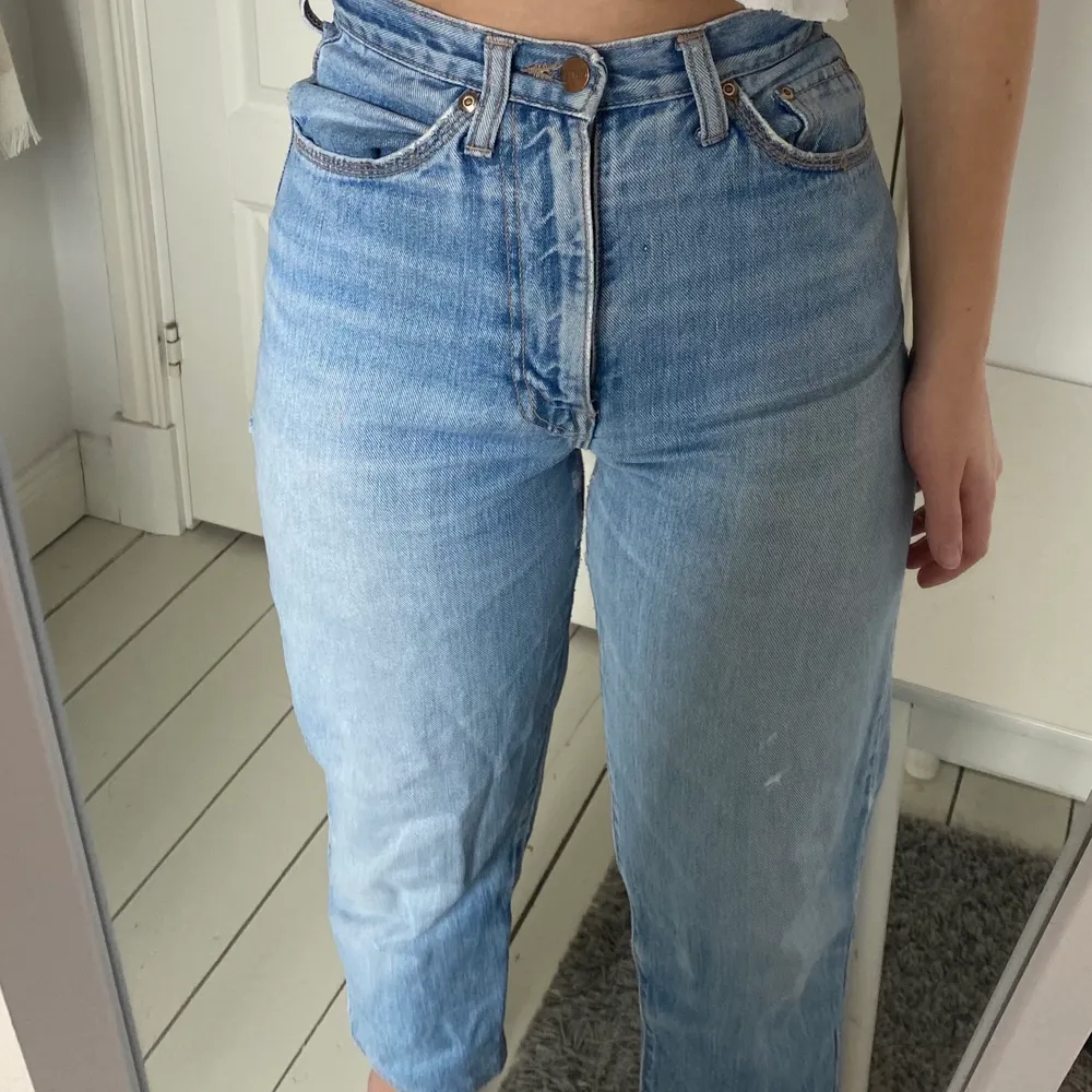 Intressekoll på min snygga jeans från gul & blå. Sitter helt perfekt i midjan och passar mig som är 162 lång.. Jeans & Byxor.