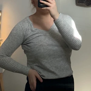 V-ringad ljusgrå tröja - Snygg V-ringad ljusgrå tröja från Bikbok