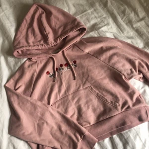 Hoodie - Ljusrosa hoodie med broderitryck (färgen framhävs bäst på andra bilden). Den är i en kortare modell och har stor och mysig luva och ficka framtill💗