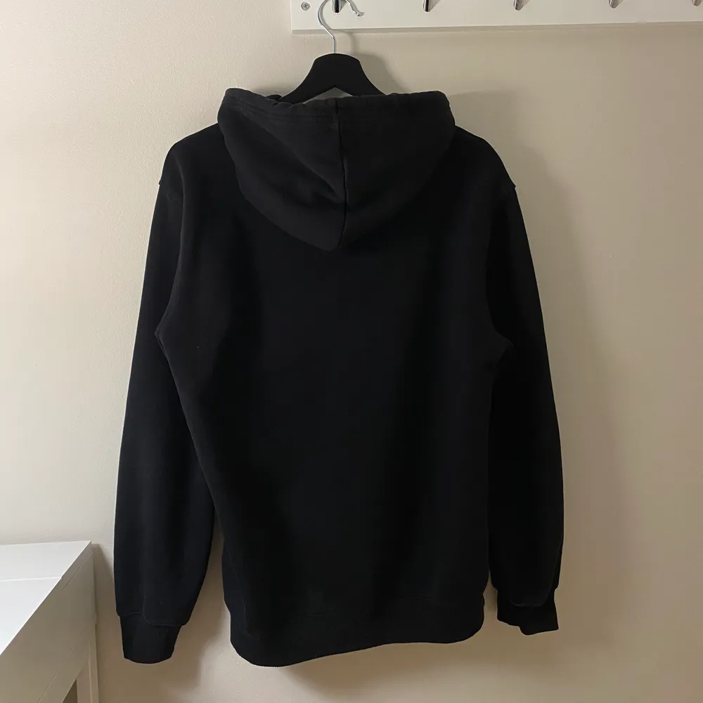 Enkel svart hoodie från H&M’s herravdelning! Plagget är en storlek S & sitter lätt oversize på mig som är en S/M 🖤 Använd fåtal gånger 😍 Frakt tillkommer.. Hoodies.