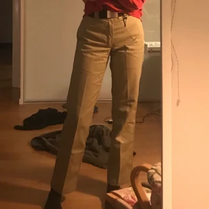 Dickies byxor worker pants874 strl 28/32 - Så snygga worker pants från Dickies i modellen 874. Använd ett fåtal gånger och i bra skick. De köptes på Carlings nya för ca 650 kr. 