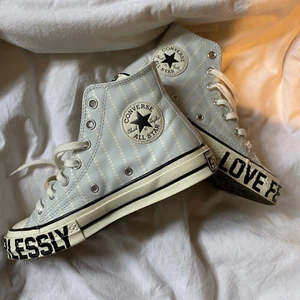 Converse - Superfina Converse köpta på Junkyard förra sommaren. Använda en gång, dock lite smuts på ena snöret. Storlek 37. + 66kr frakt💙💜