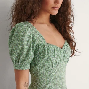 Slutsåld klänning - Slutsåld klänning i denna storlek feån NAKD. Köpt för 349 och aldrig använd då den var för liten. Superfin till sommaren! Bilderna är lånade, skriv för frågor. 