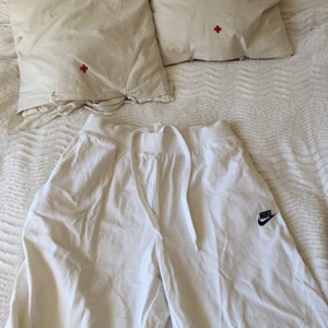 Nike mjukis  - Ett par super mysiga och snygga Nike byxor. Det är vita med marin blå Nike och en rand på sidan. Det är köpt på secondhand. Jag har sytt om det så det passar mig. Det har ganska många fläckar vilket suger. Men dem är många men inte så tydliga, det största är på bild två, fler bilder kan skickas vid intrese! Dem är väldigt baggy 💋
