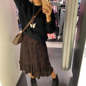 Supersöt kjol - Säljer denna bruna kjol med detaljer💕 frakt: 66kr