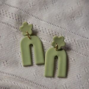 Gröna örhängen i polymerlera - Gröna örhängen i polymerlera och rostfritt stål🥰 perfekt till våren! @sweetsatan.co på insta🥝