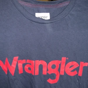 Wrangler - Säljer denna tröja som är köpt på Ullared. Använd ca 2-3 gånger så som helt ny. Har en likadan men som är svart och vitt tryck köp båda för 120 eller 75 kr styck.