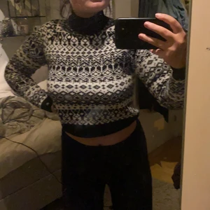 Stickad tröja  - Aldrig använd, kroppad stickad tröja! Från monki i storlek xs. ❤️