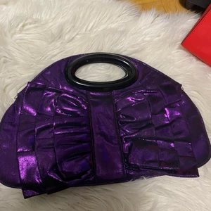 Hand väska  - Säljer denna fina fina väskan för använder inte den, den är använd men ser helt ny ut inga skador 