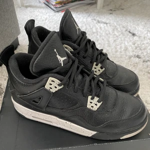 Jordan 4 oreo - Säljer mina Jordan 4 oreos för de är för små. Använda fåtal gånger, går även att tvätta bort små fläckar. Bra skick. Storlek: eur 38/us 6  Cond: 8/10 Pris: 1600 kr kan gå ner vid snabb affär Helst meetup i Stockholm men kan frakta, köparen står för frakt  Skriv privat för fler bilder eller frågor :)