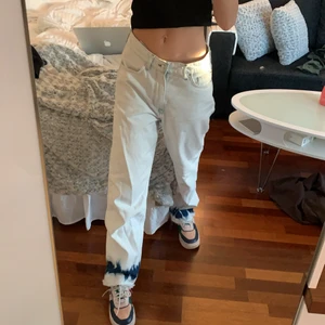 VITA TIE DYE JEANS  - Vita jeans med cool tie dye vid fötterna med en avklippt och baggy look!                                                                                  (Ej hemmagjort)