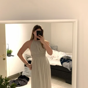 Långklänning  - Grå klänning från Nelly som utgått ur sortimentet! Klännningen är i storlek XS och är aningen kort för mig som är 165 cm 💓 Frakt tillkommer! (Pris kan diskuteras vid snabb affär)