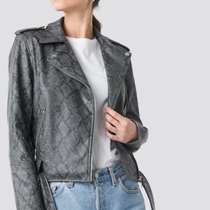 NA-KD biker jacket ormskinn - En helt ny och oanvänd skinnjacka med ormimitation från NA-KD som söker nytt hem:) Jackan är i storlek L men är supersnygg på mig som brukar ha S. Produkten är slutsåld på NA-KDs hemsida och nypriset ligger på 699kr! Meddela mig vid intresse och startbudet är på 100kr