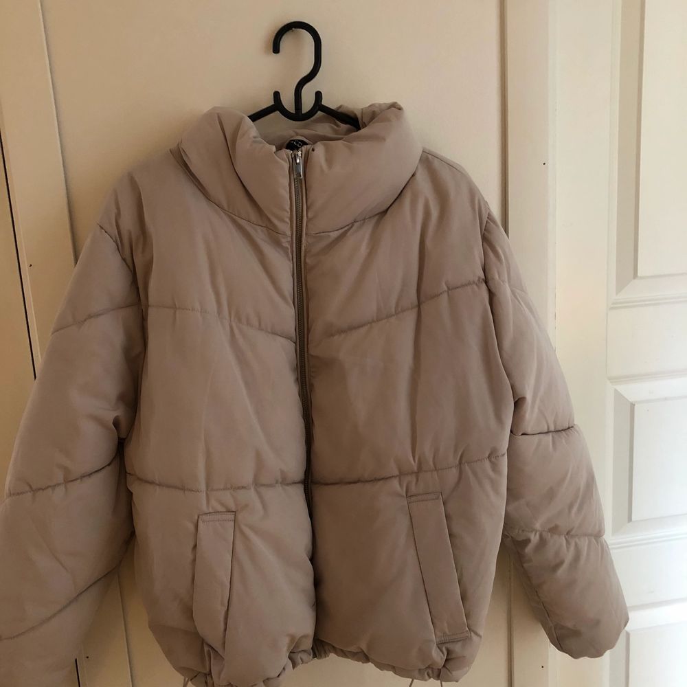 Super skön jacka från H&M, köptes för ett år sen. Jackans färg är ljus ljus grå, jackans färg ser man tydligt på bild 1 .Har använt den upptill 5 gånger som mest. Har inte lagt ut ett pris än, men skriv i chatten så kan priset diskuteras:). Jackor.