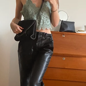 Grönt linne - Super fin sommar topp i grön färg💚 Lite för stor för mig dock. Buda i kommentarerna! Högst bud vinner⚡️⚡️