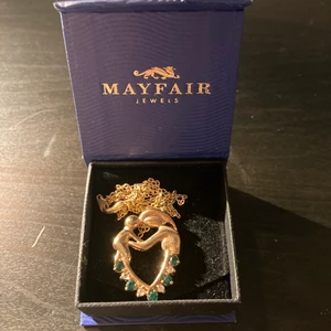 Guldigt halsband - Säljer ett fint litet guldigt halsband⭐️  Har knappt använt de så är i fint skick. För mer info eller bilder dm gärna mig🍓