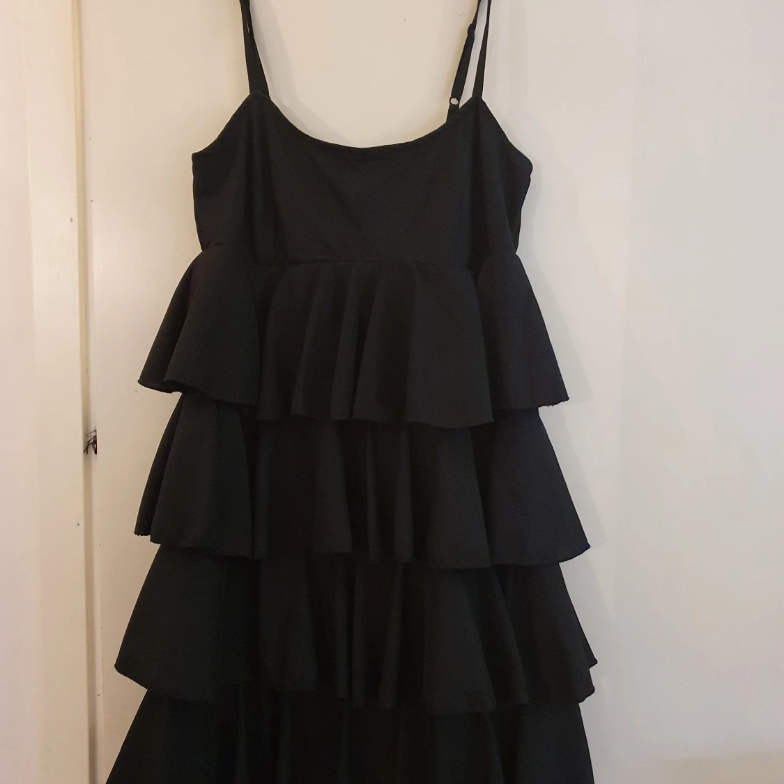 Svart volangklänning i stl. 36