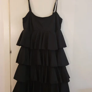Svart volangklänning i stl. 36 - En jättefin volangklänning i stl. 36 säljes. Den är aldrig använd så den är i superskick!