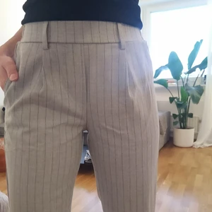 Bershka kostymbyxor - Lite mer avslappnade och jättebekväma kostymbyxor från Bershka i grått. I perfekt skick men har tyvärr inte blivit använda på väldigt länge nu även om de har varit en favorit förr! 