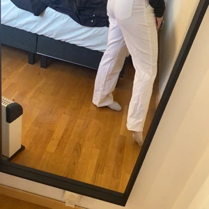 Linnebyxor - Sjukt snygga vita NYA linnebyxor, sitter skit snyggt men har tyvärr blivit alldeles förstora för mig