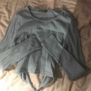 ljusblå långärmad m. knyt - ljusblå långärmad ribbad tröja, knyts bak i ryggen. köpt på shein, aldrig använd. köpare står för frakt