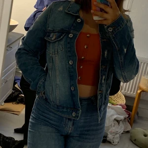 Jeansjacka st S från stradivarius  - Fin jeansjacka från stradivarius, passar en 36 - 38! Mycket fint skick och sparsamt använd! Säljes för 130kr.