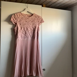 Sommarklänning  - Sommarklänning, oanvänd från HM storlek 36💕 köparen står för frakten