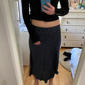 Mörkblå prickig kjol - Supersöt prickig kjol från Monki. Inte använd så mycket så i väldigt bra skick. Storlek S. Köparen står för frakt 💗💗