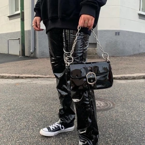 Lackbyxor - Oversized lackbyxor med ursnygg passform i storlek 34 från Nelly. Passar även storlek 36. Helt oanvända men lappen är tyvärr borttagen. Nypris 399kr. Säljer för 120kr. Vid många Intresserade blir det bud i kommentarerna. Skickas med postnords blåa paket. Köparen står för frakt. 