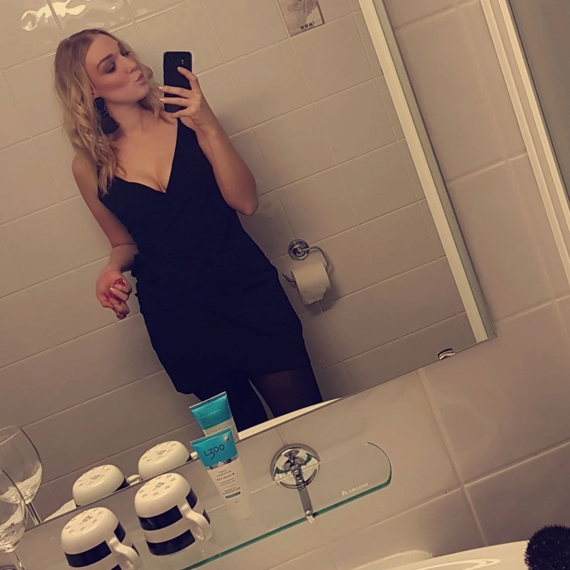 Svart omlottklänning