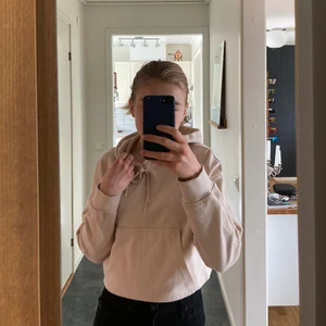 Croppad hoodie  - En ljusbeige croppad hoodie från bershka. Använd några gånger men i bra skick. Frakten ingår ej i priset💚
