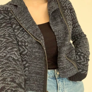 Hollister sweater - Så fin Hollister tröja som jag tyvärr inte får någon användning för. Näsyan aldrig använd och den är därför i toppenskick. Köparen står för frakten<3