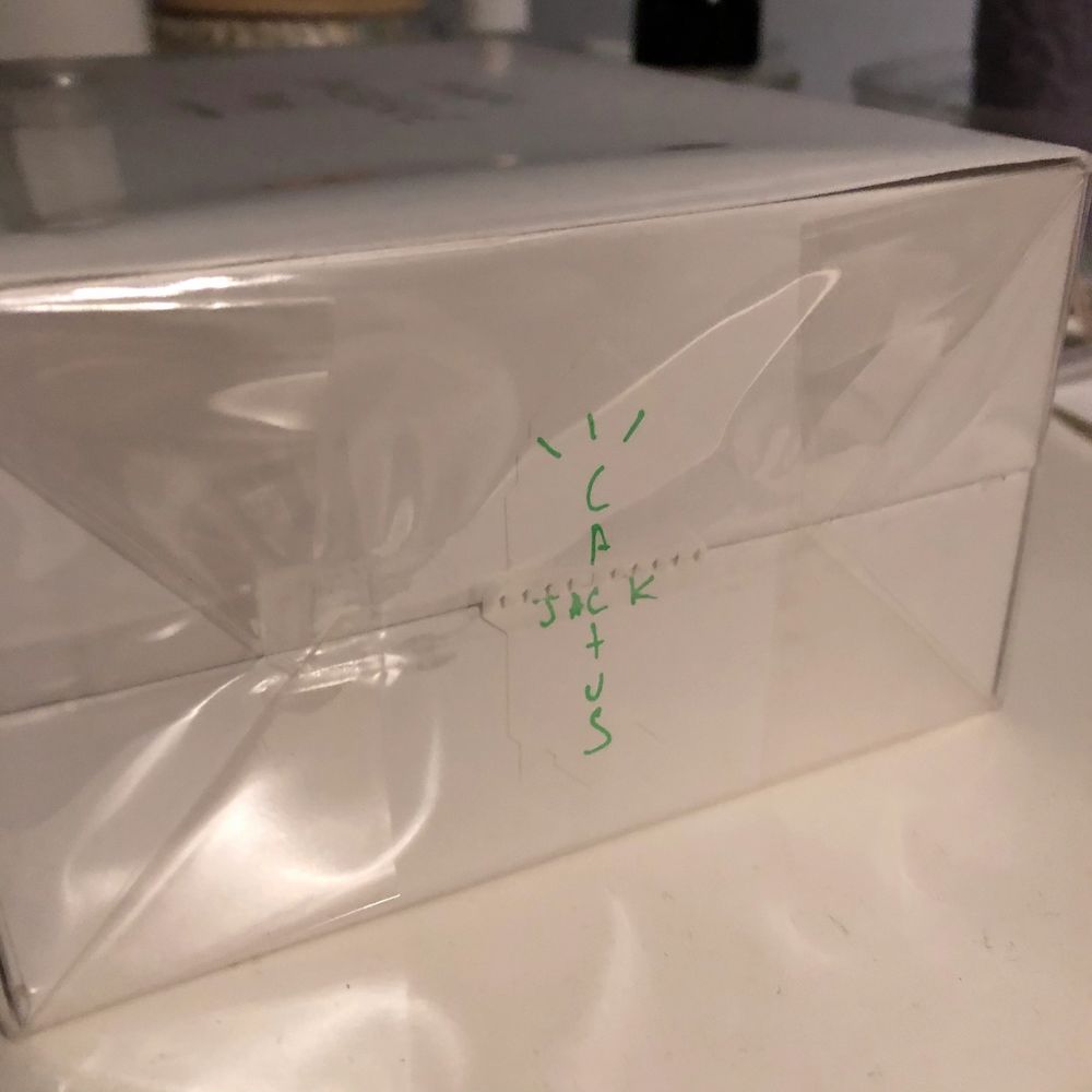Funderar på att sälja denna exklusiva Travis Scott for BYREDO Travx Space rage parfymen, förpackningen är helt oöppnad, jag som också har doftljuset kan säga att den doftar galet, väldigt fräsch. Hör av er vid frågor.. Övrigt.