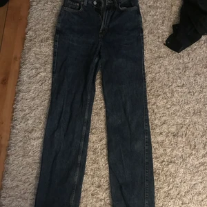 Jeans - Säljer dessa snygga jeansen från Weekday! Dem är i modellen Rowe och är i storlek W25 och L30. Dem sitter bra i längden på mig och är 170 cm! Köptes i höstas och har blivit använda men har inga märken och är så gott som nya! Budgivning i kommentarerna vid stort intresse! Köparen står för frakten🌸