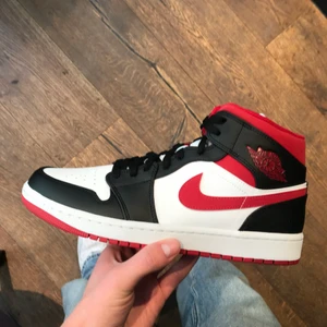 Jordan 1 Mid Gym Red - Skon finns i storlek 42 till 46. Alla är helt oanvända.