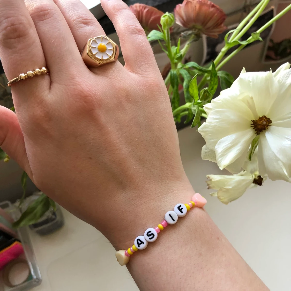 Handgjort armband av pärlor