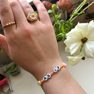 Handgjort armband av pärlor - Säljer detta handgjorda armband som jag gjort själv. (”As if” är ett citat från filmen Clueless.) Kostar 45 kr. Frakt tillkommer på 12 kr. Skriv för mått och storlek, eller andra frågor.