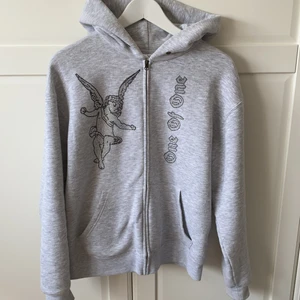 One of One hoodie - Grå limiterad One of one hoodie i storlek S, nästan aldrig använd så typ nyskick och alla rhinestones är kvar! Har tagit ut snörena men dom går att sätta i igen:) säljer då den aldrig riktigt kommit till användning då det inte riktigt är min stil, 1200 och frakten ingår i priset 