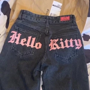 bershka x hello kitty jeans - Säljer ett par as coola jeans från bershka som är slutsålda. Säljer eftersom jag inte hittar någon användning för dom. Skriv privat för mer bilder/information💕💕 (obs köpare står för frakt:))