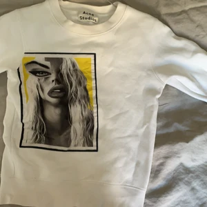 Svin cool Acne studios tröja - Världens snyggaste tröja som inte går att få tagi i längre, från Acne Studios. Säljer för den inte längre passar mig. Strl Xs