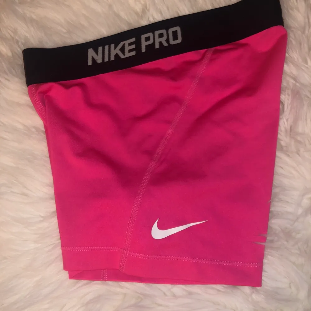  Nike tränings shorts i rosa använda 3 gånger. Storlek xs.. Shorts.