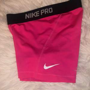  Nike tränings shorts i rosa använda 3 gånger. Storlek xs.