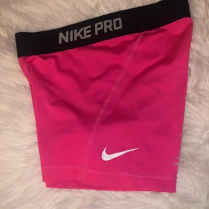 Nike träningsshorts -  Nike tränings shorts i rosa använda 3 gånger. Storlek xs.