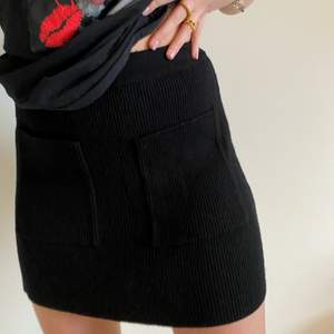 Svart ribbstickad kjol från Zara med fickor, superfin och supermjuk men tyvärr knappt använd. Köpt i storlek M men passar även S. 