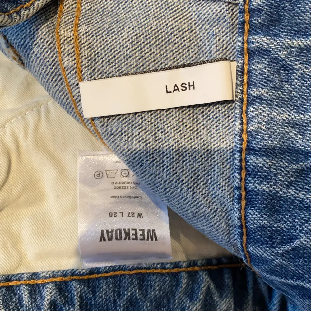 Ett par mom jeans aldrig använda, lite för små för mig, super fina och väldigt bra skick! Köpta för något år sedan! Orginal pris ca 500kr. Jeans & Byxor.